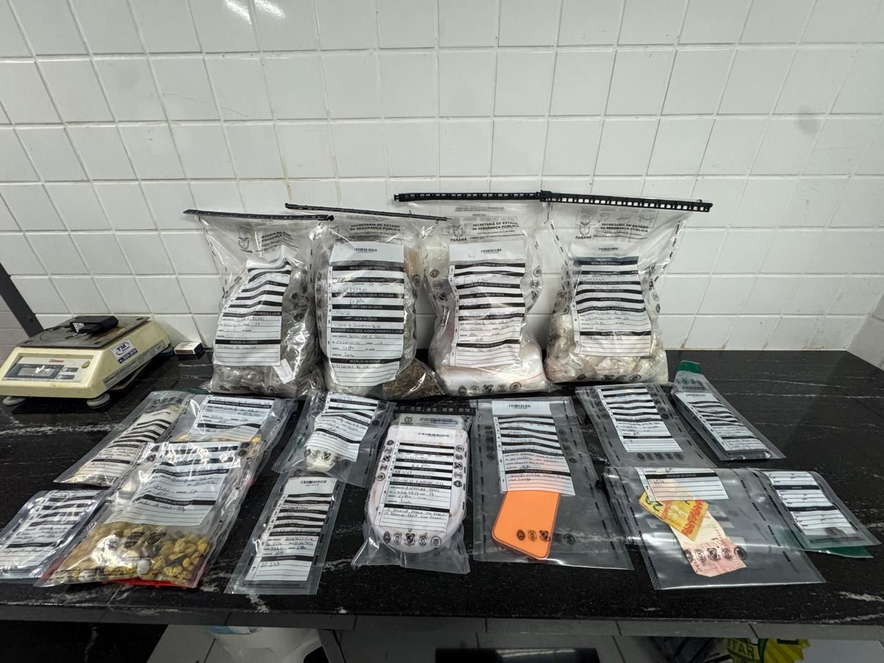 “Biqueira multimilionária”: PM apreende ecstasy, LSD, metanfetamina e quase 5 kg de drogas no Cancelli Imagem referente a “Biqueira multimilionária”: PM apreende ecstasy, LSD, metanfetamina e quase 5 kg de drogas no Cancelli