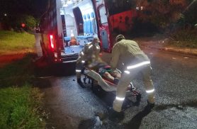 Dois jovens ficam feridos após colisão entre carro e moto no Santa Cruz
