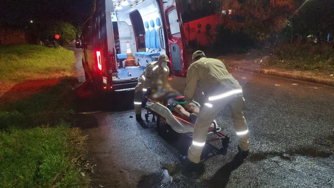 Dois jovens ficam feridos após colisão entre carro e moto no Santa Cruz