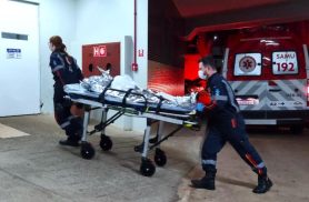Mulher recebe atendimento de emergência após incidente na Rua Manoel Ribas