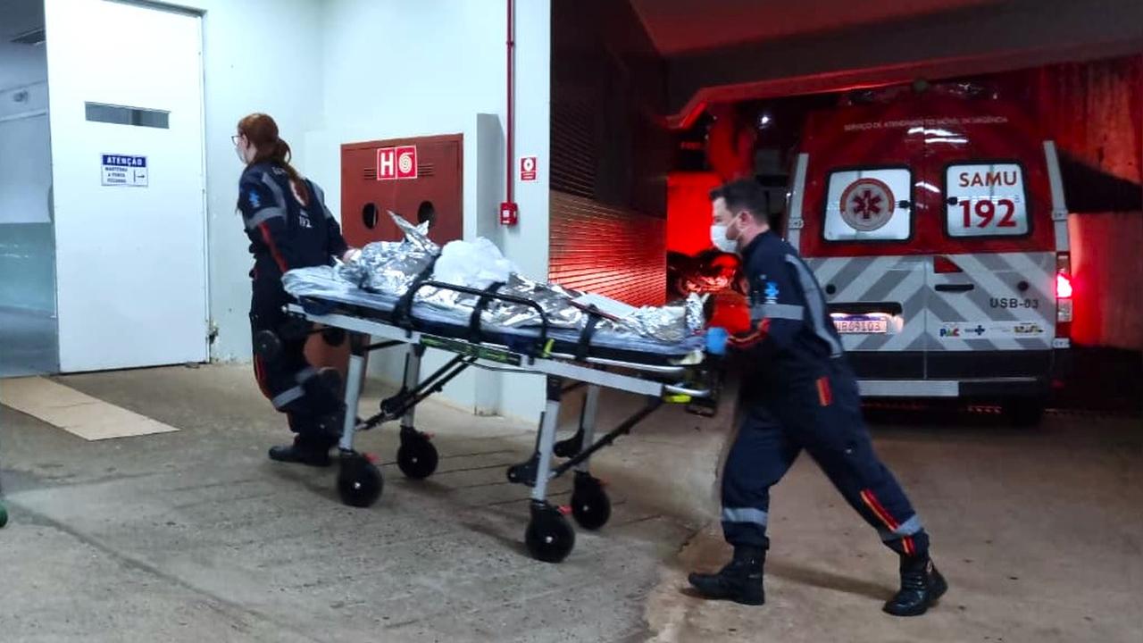 Mulher recebe atendimento de emergência após incidente na Rua Manoel Ribas