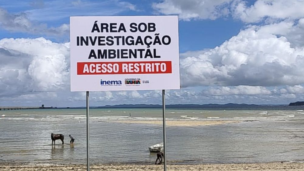 Comunidade na orla baiana sofre há 100 dias com contaminação da praia Imagem referente a Comunidade na orla baiana sofre há 100 dias com contaminação da praia