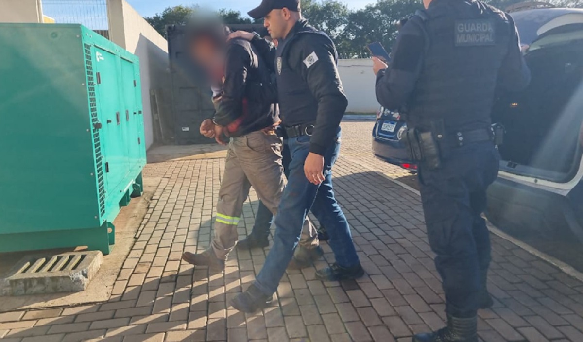 Brigou no trânsito: homem é preso por embriaguez, desacato, resistência e desobediência