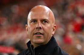 Liverpool demite técnico e segue reformulação no elenco