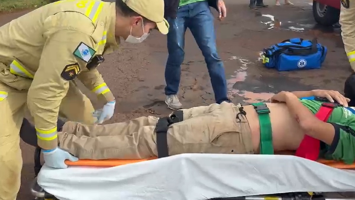 Batida entre carro e moto tem motociclista ferido e motorista fugitivo atrás do Zoo