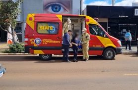 Mulher fica ferida ao bater triciclo elétrico contra porta aberta de carro