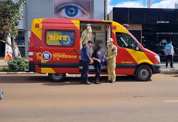 Colisão com porta de carro deixa mulher ferida ao conduzir triciclo elétrico em Cascavel