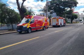 Idosa recebe resgate dos bombeiros após sofrer lesão em cadeira de banho