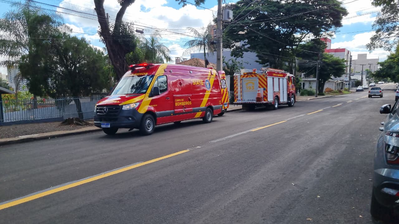 Idosa recebe resgate dos bombeiros após sofrer lesão em cadeira de banho