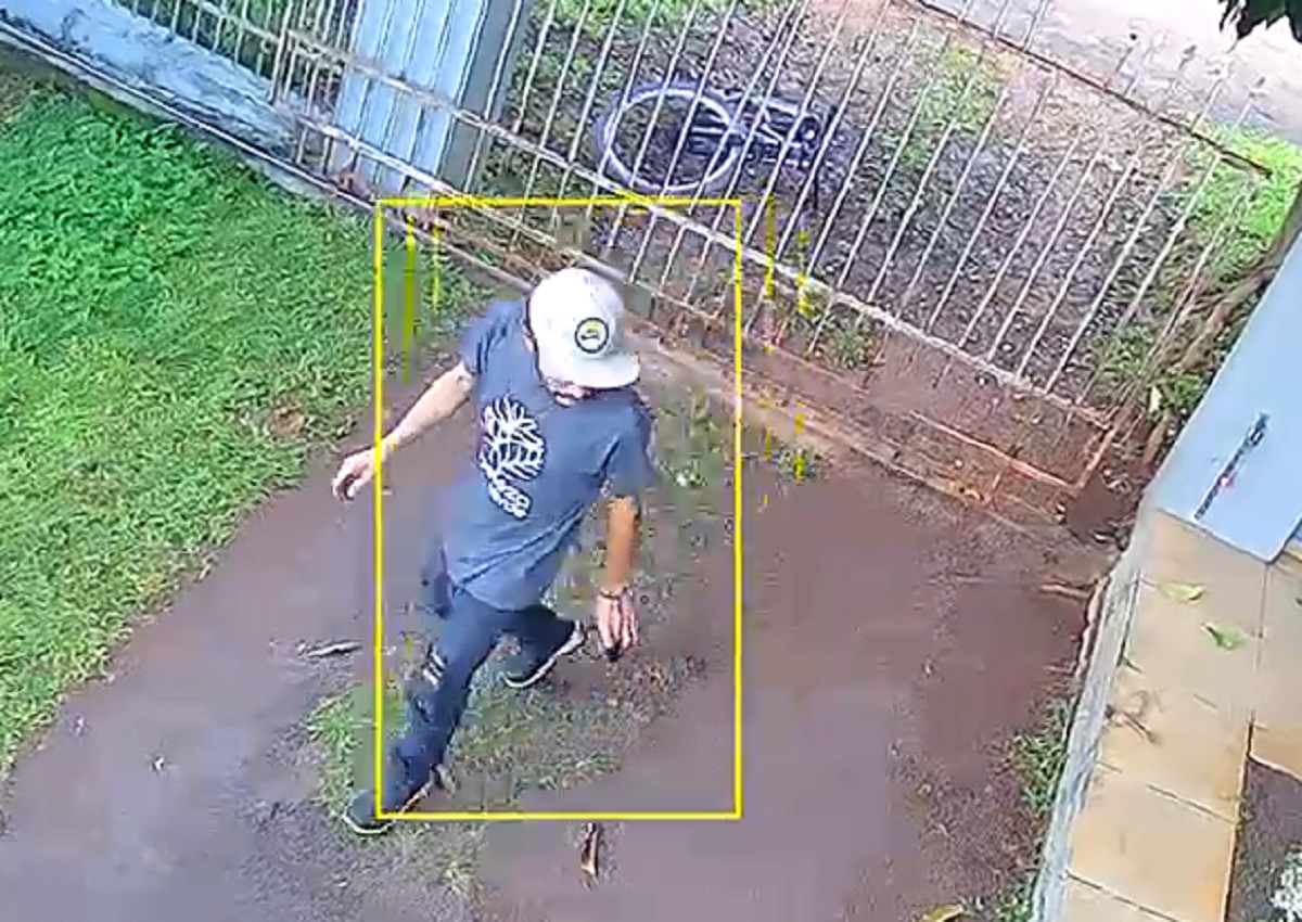 VÍDEO: Ladrão aproveita portão aberto e invade casa no Maria Luiza