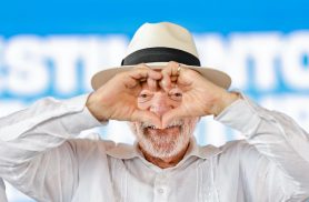 Lula dizia que culpa era de Bolsonaro; agora afirma que não controla combustíveis