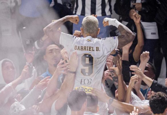 Gabigol é expulso de Santos x Vitória por reproduzir gesto obsceno logo após fazer gol