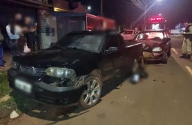 Corsa colide contra Saveiro estacionada e homem fica ferido