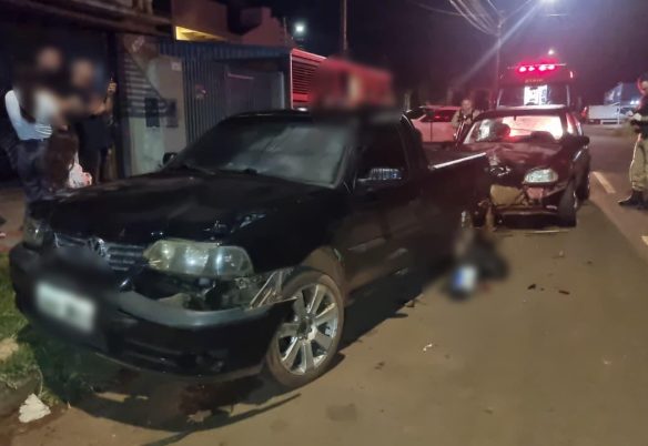 Corsa colide contra Saveiro estacionada e homem fica ferido