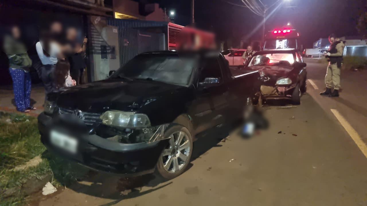 Corsa colide contra Saveiro estacionada e homem fica ferido
