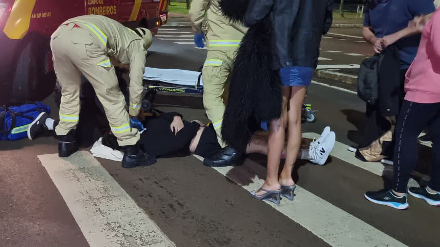 Jovem de 18 anos fica ferido em acidente entre Peugeot 308 e veículo elétrico na Avenida Brasil