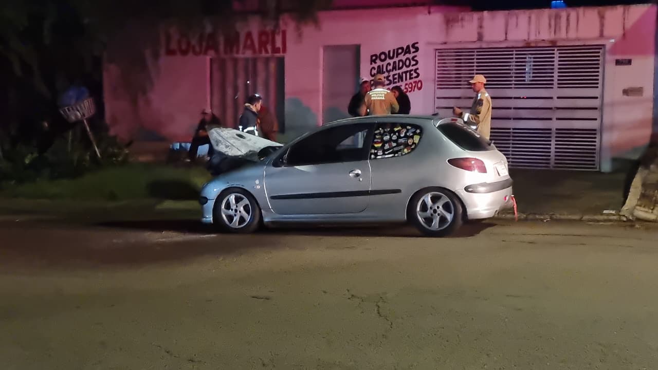 Princípio de incêndio em Peugeot 206 mobiliza Corpo de Bombeiros no Bairro Floresta