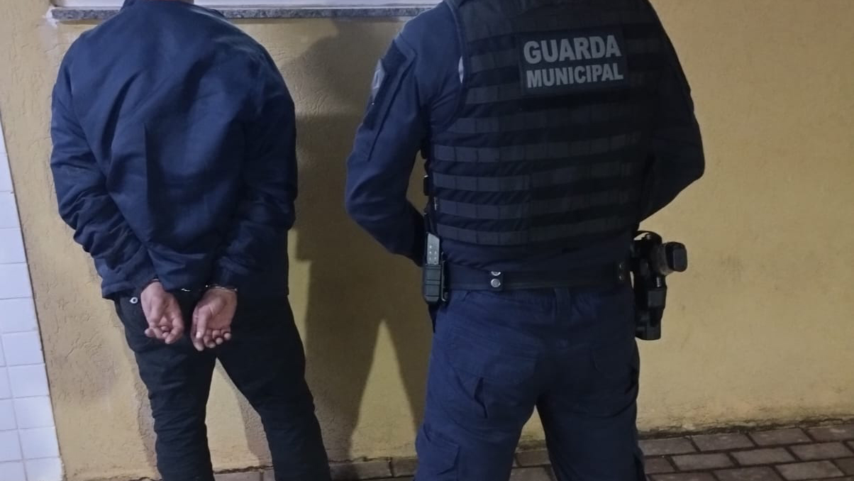 Guarda Municipal cumpre mandado de prisão contra homem com histórico de furto, roubo e tráfico Imagem referente a Guarda Municipal cumpre mandado de prisão contra homem com histórico de furto, roubo e tráfico