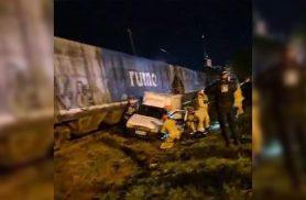 Carro com casal é arrastado por trem em Apucarana