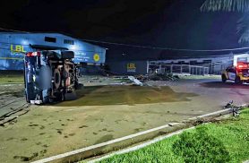 Motorista capota S10, fica preso às ferragens e foge do hospital após pedir pra ir ao banheiro