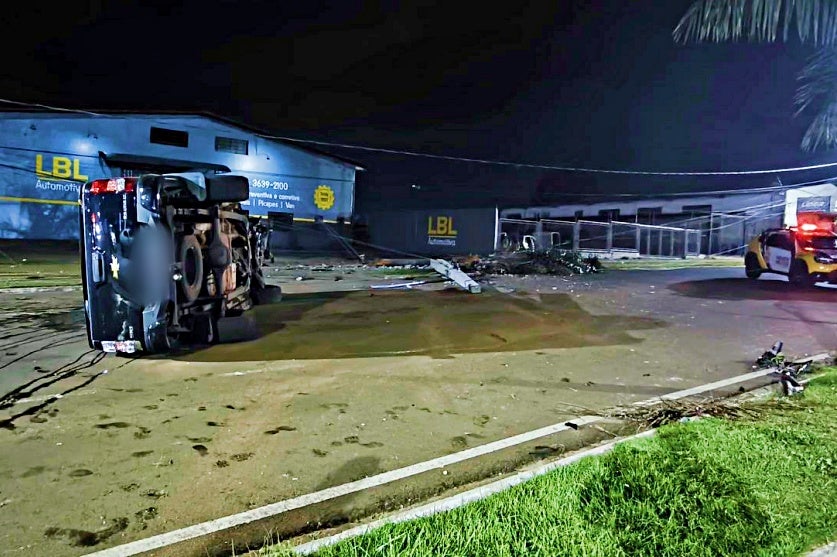 Motorista capota S10, fica preso às ferragens e foge do hospital após pedir pra ir ao banheiro Imagem referente a Motorista capota S10, fica preso às ferragens e foge do hospital após pedir pra ir ao banheiro