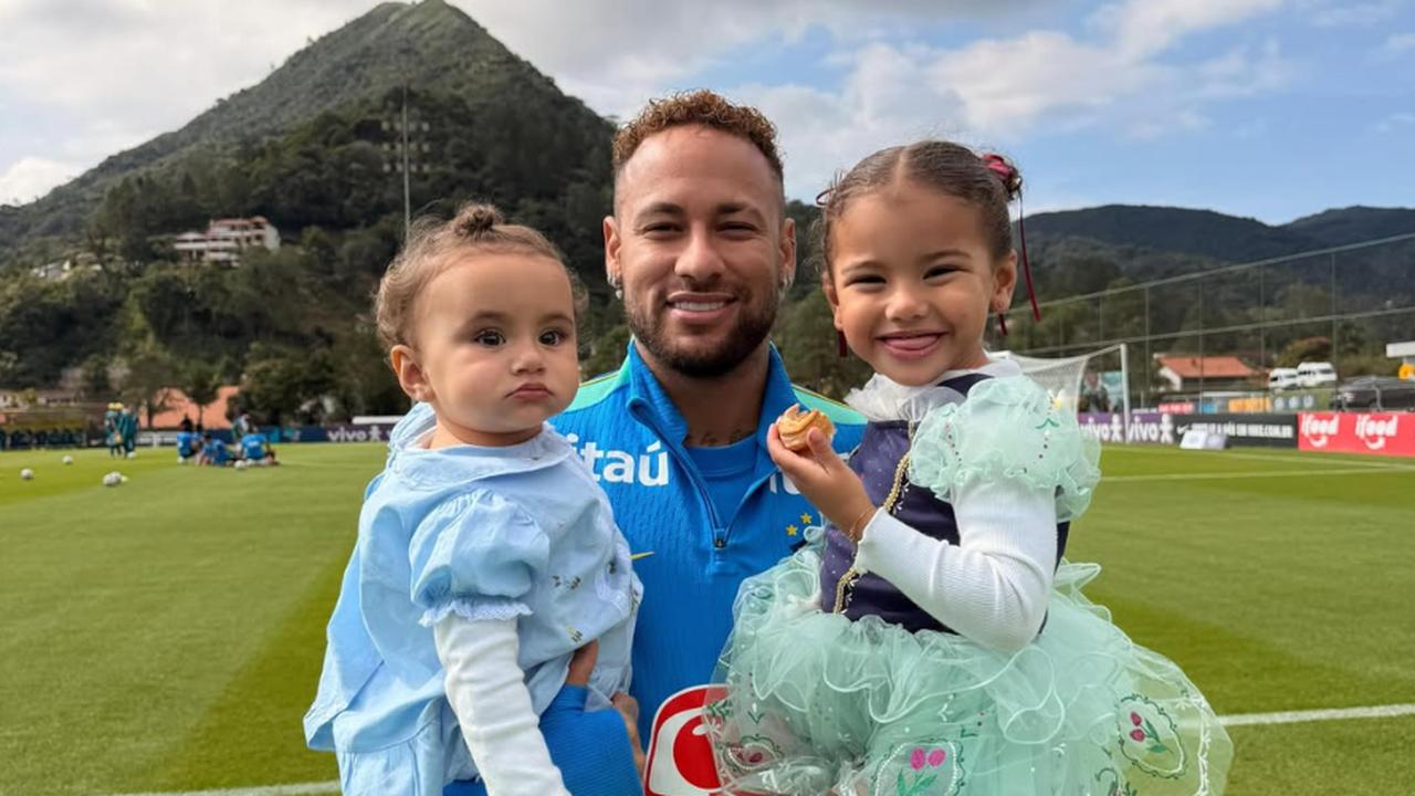 Neymar recebe visita da família na concentração da Seleção e momento com as filhas viraliza
