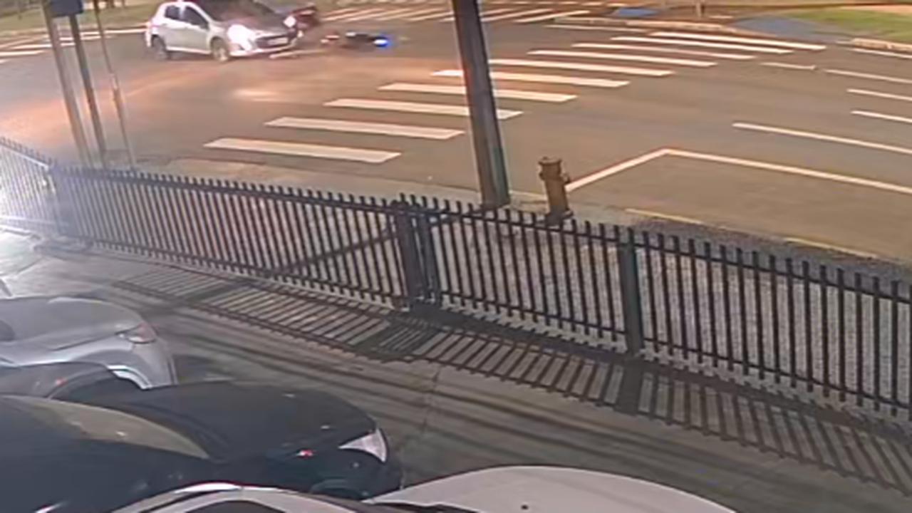Câmera flagra acidente entre Peugeot 308 e veículo elétrico na Avenida Brasil