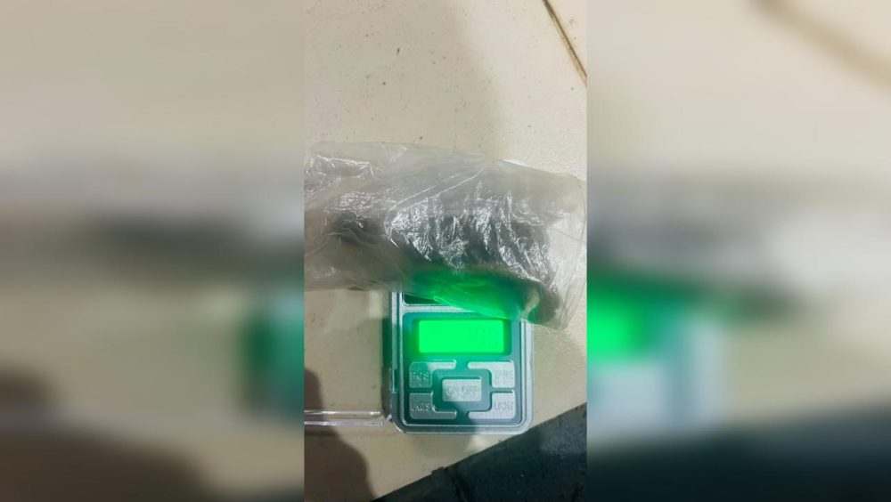 Casal é flagrado em posse de drogas na Rua Minas Gerais Imagem referente a Casal é flagrado em posse de drogas na Rua Minas Gerais