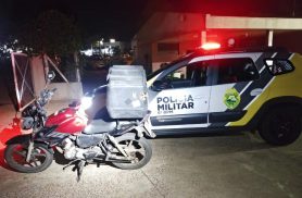 Embriagado, pai leva filha pequena sobre tanque da moto e acaba preso