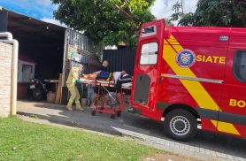 Homem sofre queda ao tentar subir em moto e é socorrido pelo Siate