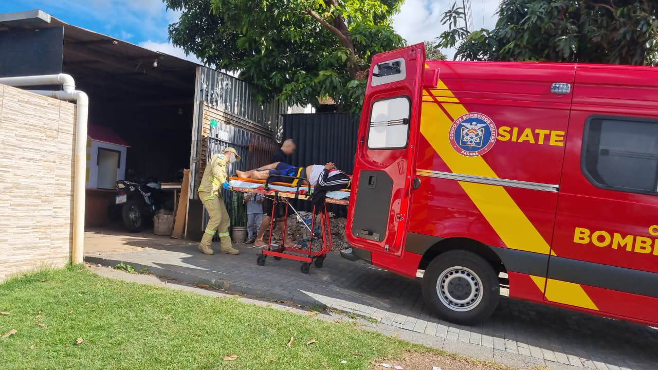 Homem sofre queda ao tentar subir em moto e é socorrido pelo Siate