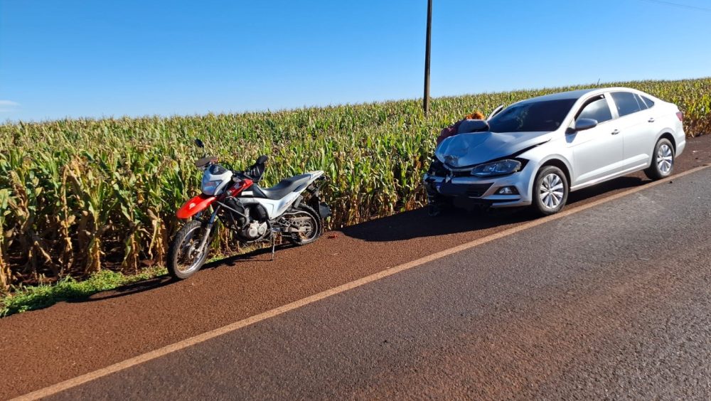 Colisão traseira entre carro e moto deixa duas pessoas feridas na PR-239 em Assis Chateaubriand Imagem referente a Colisão traseira entre carro e moto deixa duas pessoas feridas na PR-239 em Assis Chateaubriand