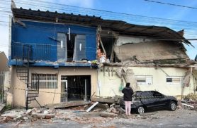 Prédio desaba enquanto famílias dormiam e deixa carros sob escombros em São José dos Pinhais