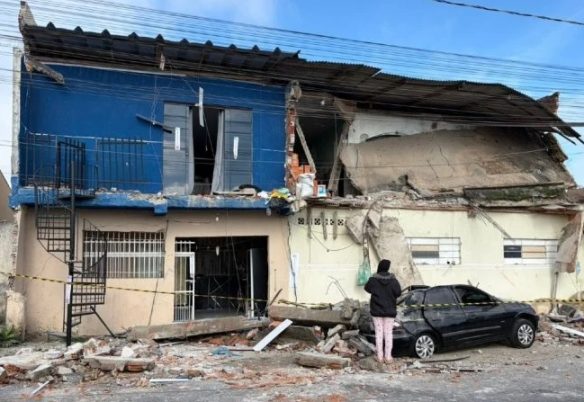 Prédio desaba enquanto famílias dormiam e deixa carros sob escombros em São José dos Pinhais