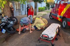 Acidente entre Citroën C3 e motocicleta deixa duas pessoas feridas no Bairro Parque Verde em Cascavel