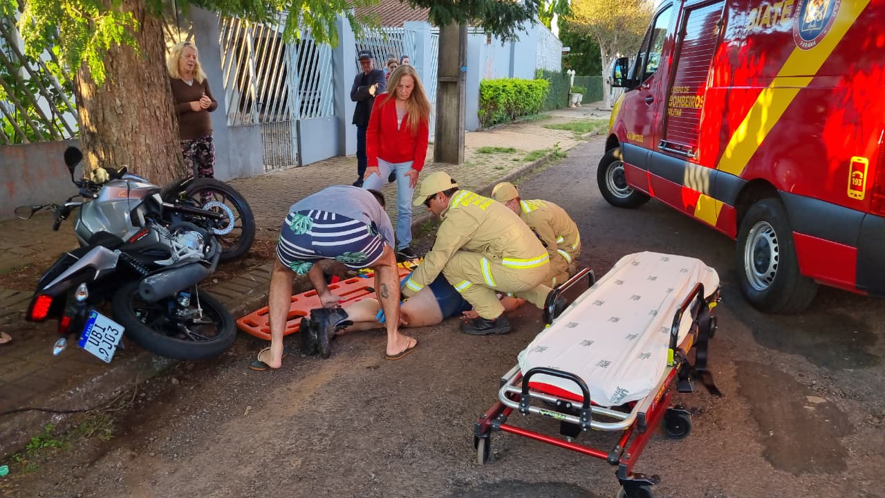 Acidente entre Citroën C3 e motocicleta deixa duas pessoas feridas no Bairro Parque Verde em Cascavel
