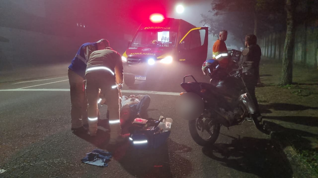 Colisão entre motos deixa um ferido no Centro de Cascavel