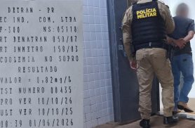 Condutor alcoolizado bate em veículo estacionado e acaba preso em flagrante
