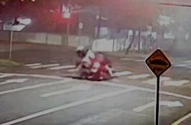Motociclista para no semáforo e é atingido por outra moto no Centro de Cascavel