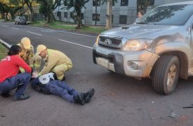 Colisão entre Hilux e moto deixa mulher ferida na manhã desta segunda-feira