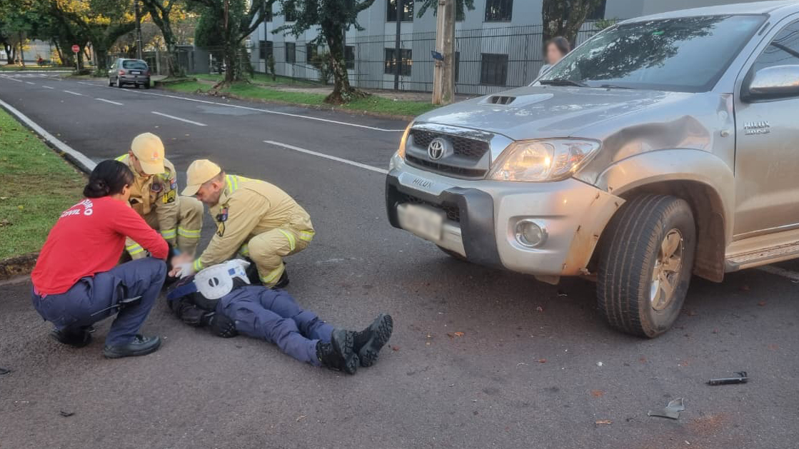 Colisão entre Hilux e moto deixa mulher ferida na manhã desta segunda-feira