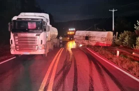 Carreta-tanque carregada com óleo vegetal tomba e derrama 10 mil litros na PR-180