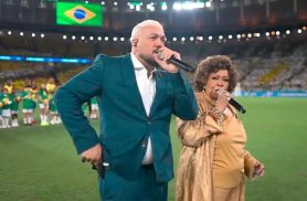 Belo e Alcione viralizam após perderem o tempo durante Hino Nacional antes de Brasil x Panamá