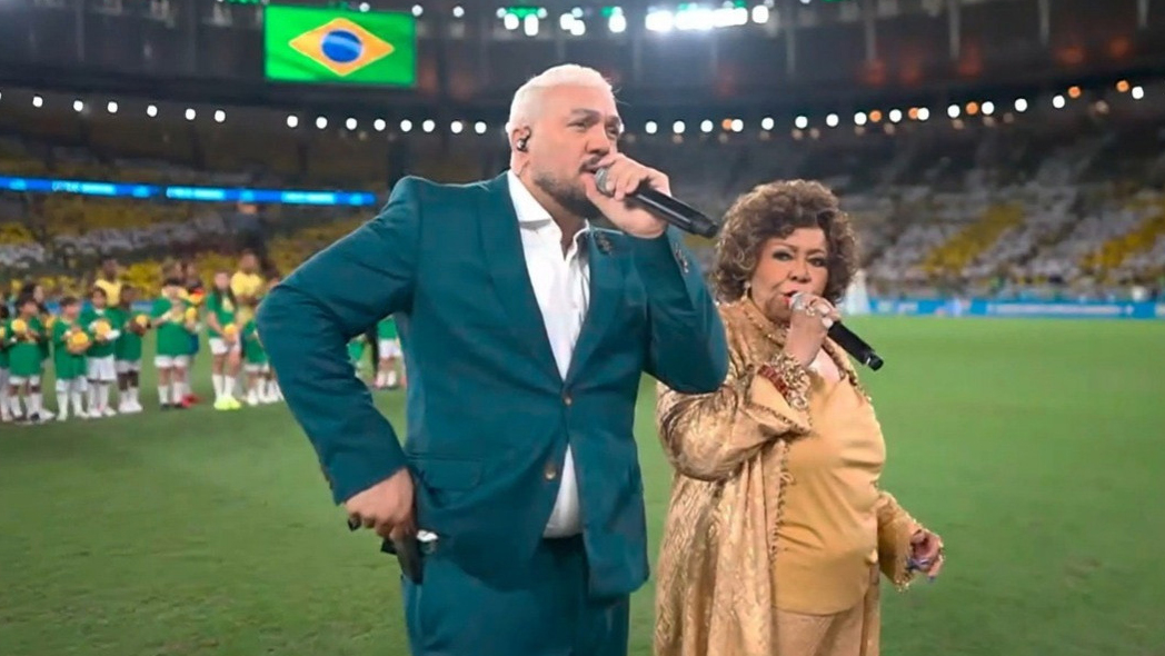 Belo e Alcione viralizam após perderem o tempo durante Hino Nacional antes de Brasil x Panamá
