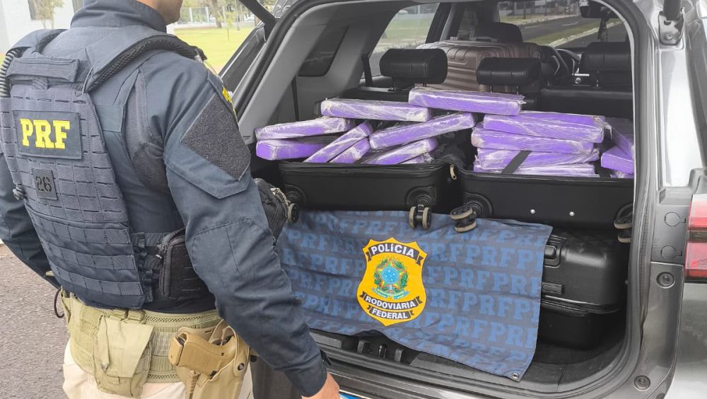 PRF apreende 87 quilos de maconha e prende casal na BR-277, em Santa Terezinha de Itaipu Imagem referente a PRF apreende 87 quilos de maconha e prende casal na BR-277, em Santa Terezinha de Itaipu