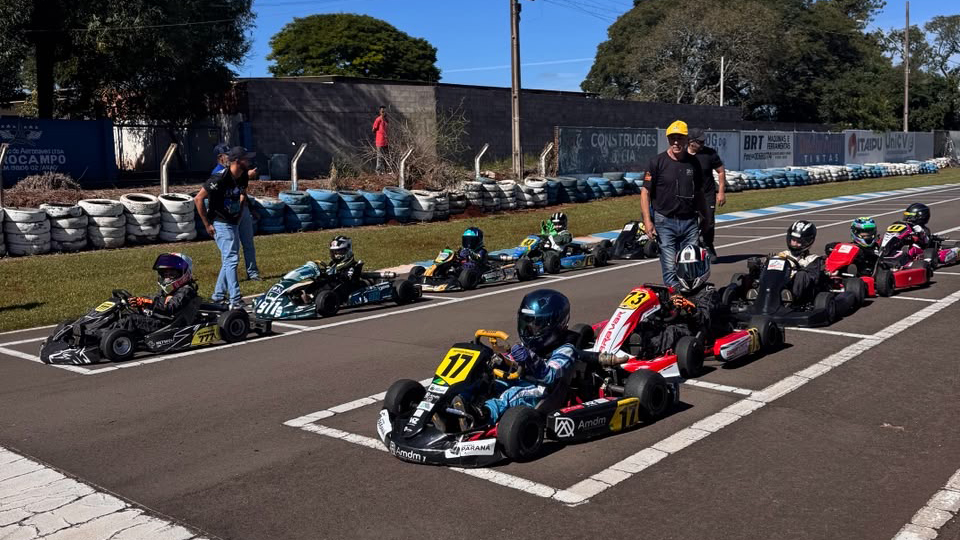 Jovens pilotos de Cascavel conquistam primeiro e segundo lugar na Copa Metropolitana de Kart Imagem referente a Jovens pilotos de Cascavel conquistam primeiro e segundo lugar na Copa Metropolitana de Kart