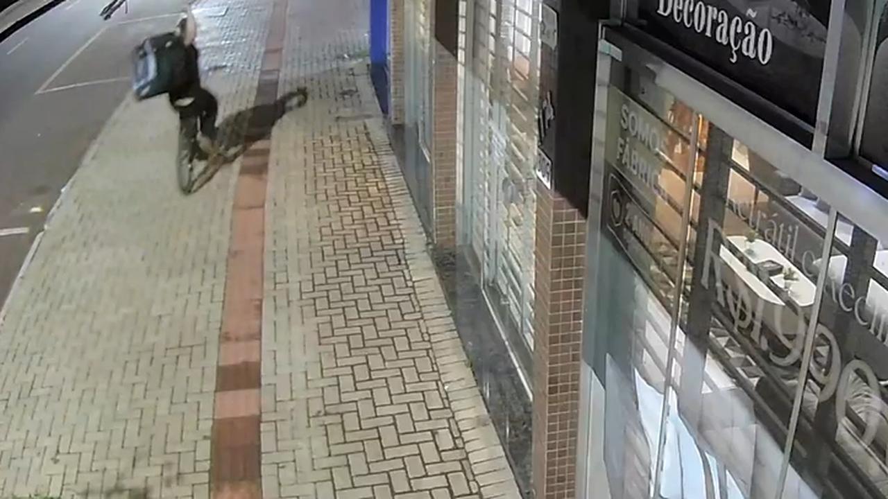 Ciclista “nervoso” ataca loja no Universitário