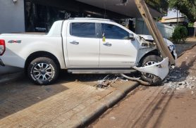 Ford Ranger atinge poste após colisão com Ford Ka em cruzamento de Cascavel