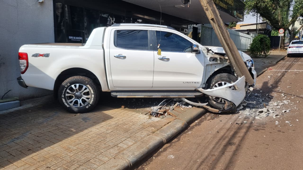 Ford Ranger atinge poste após colisão com Ford Ka em cruzamento de Cascavel