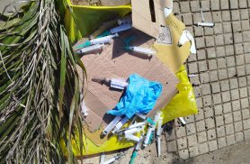 Seringas com restos de medicamentos são encontradas espalhadas em rua de Cascavel